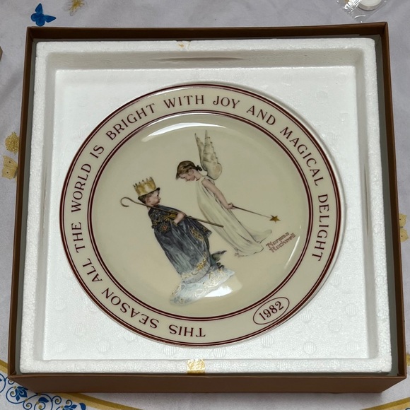 Norman Rockwell Holiday Plate - Cream and Red - Picture 3 of 5